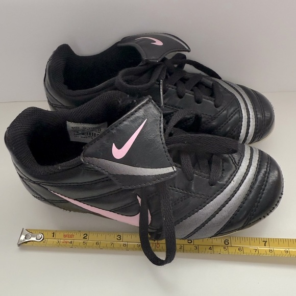 Nike Girls Soccer Cleats Sz 11C Athletic Spikes Shoes Black & Pink 316737-061 - Picture 5 of 9